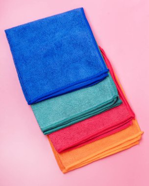 Pembe Arkaplanda Üst Görünümü Temizlemek için Renkli Mikrofiber Peçeteler