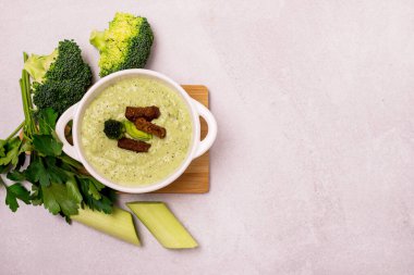 Yeşil Sebze Çorbası ve Yeşil Sebzeli Vejetaryen ve Diyet Gıda Püresi.