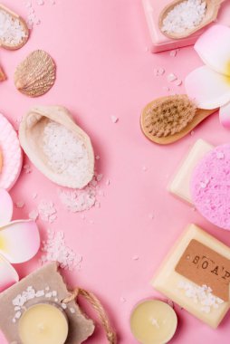 Bakım Ürünleri Sabun Denizi Tuz Surat Sünger Yüzlü Vücut Yağı Pembe Arkaplan Banyosundan Sonra Ev Kaplıcası Çerçevesi