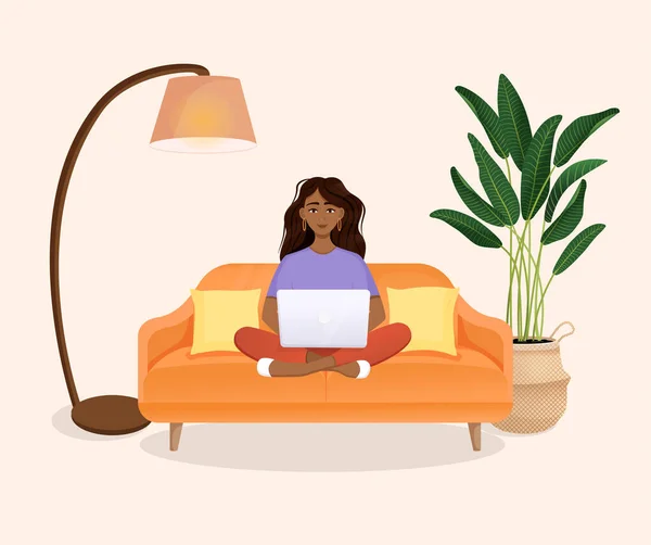 Mujer Sienta Sofá Una Habitación Con Una Computadora Portátil Ilustración — Vector de stock