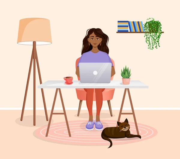 女性はテーブルに座り コンピュータで自宅で働いています リモートワーク フリーランス ホームオフィス プログラミング トレーニング 猫との居心地の良い作業室 植物とインテリア ベクターイラスト — ストックベクタ