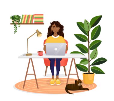 Kadın masada oturuyor, evde bilgisayar başında çalışıyor. Uzaktan çalışma, serbest çalışma, ev ofisi, programlama, eğitim. Bir kediyle iç mekanda çalışırken. Bitkilerle iç içe. Vektör illüstrasyonu.