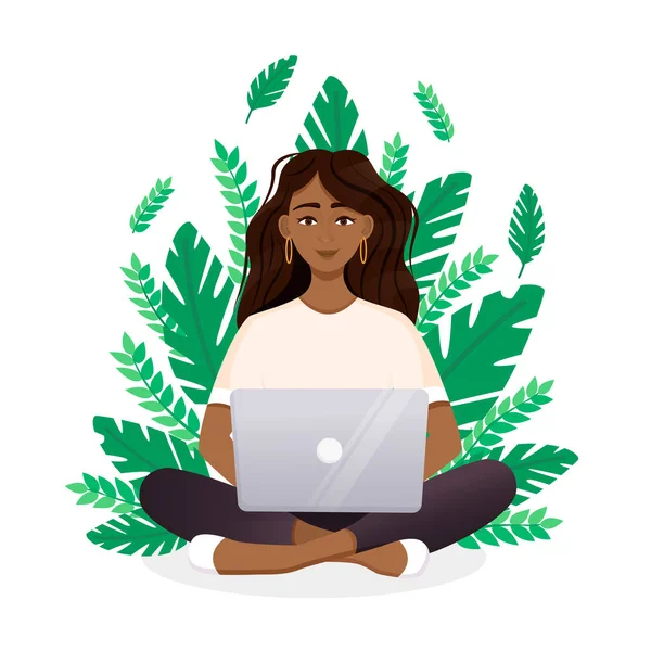 Wanita bekerja di komputer laptop di latar belakang tanaman. Vektor datar ilustrasi freelance, pekerjaan di rumah, pekerjaan, kantor, pendidikan. Kerja jarak jauh dan komunikasi dalam jejaring sosial - Stok Vektor