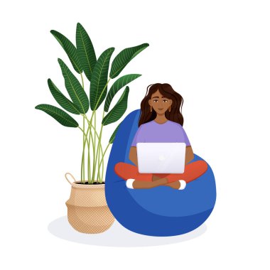 Kadın koltukta oturuyor ve bilgisayarın başında çalışıyor. Uzaktan çalışma, evdeki ofis, programlama, serbest çalışma. Evde, karantinada çalış. Vektör illüstrasyonu