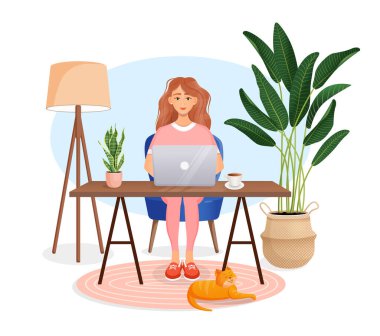 Kadın masada oturuyor, evde bilgisayar başında çalışıyor. Uzaktan çalışma, serbest çalışma, ev ofisi, programlama, eğitim. Bir kediyle iç mekanda çalışırken. Bitkilerle iç içe. Vektör illüstrasyonu.