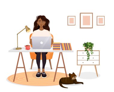 Kadın masada oturuyor, evde bilgisayar başında çalışıyor. Uzaktan çalışma, serbest çalışma, ev ofisi, programlama, eğitim. Bir kediyle iç mekanda çalışırken. Vektör illüstrasyonu.