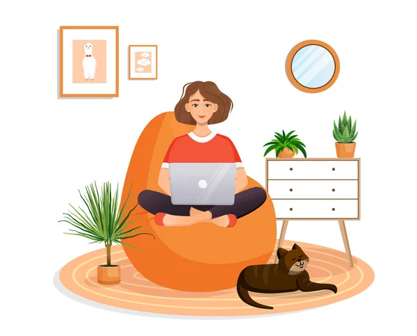 女人正坐在家里笔记本电脑旁的豆袋椅子上 远程工作 办公室 自由职业 在家里学习检疫 矢量图解 舒适的室内 有一只猫 — 图库矢量图片