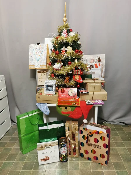 Minsk Belarus Desember 2020 Pohon Natal Dengan Hadiah — Stok Foto