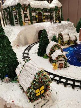 Noel şenlikli zencefilli ekmek kasabası Demiryolu, evler, orman