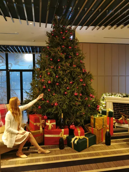 Gadis Yang Duduk Dekat Pohon Natal — Stok Foto