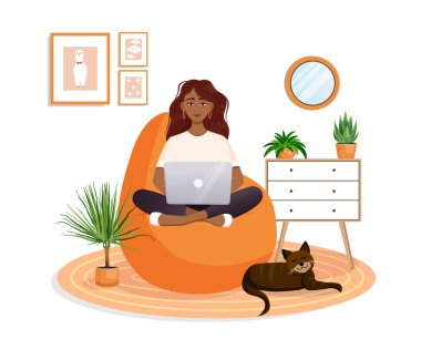 Kadın evinde dizüstü bilgisayarında bir koltukta oturuyor. Uzaktan çalışma, evdeki ofis, programlama, serbest çalışma. Evde, karantinada çalış. Vektör çizimi. Bir kediyle iç içe.
