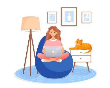Kadın evinde dizüstü bilgisayarında bir koltukta oturuyor. Uzaktan çalışma, evdeki ofis, programlama, serbest çalışma. Evde, karantinada çalış. Vektör çizimi. Bir kediyle iç içe.