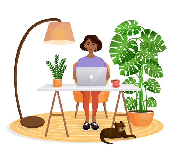 女性はテーブルに座り コンピュータで自宅で働いています リモートワーク フリーランス ホームオフィス プログラミング トレーニング 猫との居心地の良い作業室 植物とインテリア ベクターイラスト — ストックベクタ