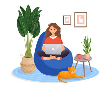 Kadın evinde dizüstü bilgisayarında bir koltukta oturuyor. Uzaktan çalışma, evdeki ofis, programlama, serbest çalışma. Evde, karantinada çalış. Vektör çizimi. Bir kediyle iç içe.