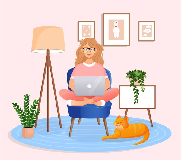 La mujer está sentada en una silla en casa en una computadora portátil. Trabajo remoto, oficina en casa, programación, freelance. Estudia en casa en cuarentena. Ilustración vectorial. Acogedor interior con un gato — Vector de stock