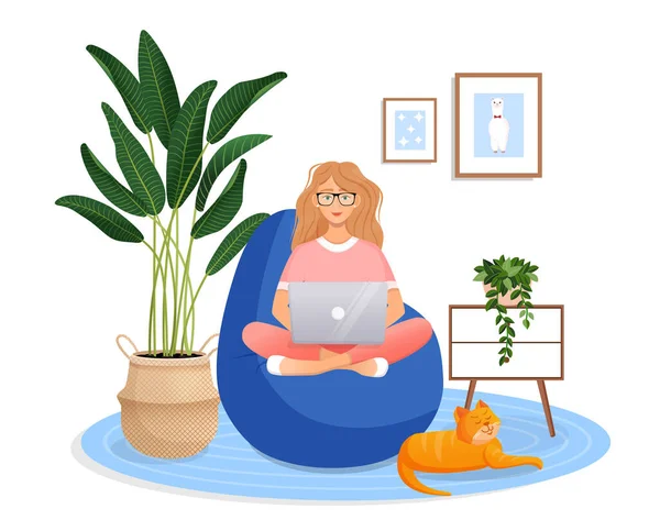 女人正坐在家里笔记本电脑旁的豆袋椅子上 远程工作 办公室 自由职业 在家里学习检疫 矢量图解 舒适的室内 有一只猫 — 图库矢量图片