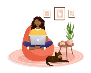 Kadın evinde dizüstü bilgisayarında bir koltukta oturuyor. Uzaktan çalışma, evdeki ofis, programlama, serbest çalışma. Evde, karantinada çalış. Vektör çizimi. Bir kediyle iç içe.