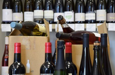 Şarap bir kutuya konur ve eve teslim edilir.
