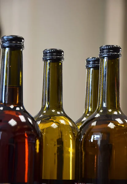 Şarap dükkanında şarap şişeleri ve eve teslim için hazır.