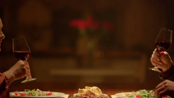 Altes Paar reicht klingende Weingläser romantisches Abendessen im Restaurant — Stockfoto