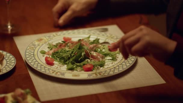 Närbild stilig senior man äter hälsosam mat i restaurang. Romantisk middag — Stockvideo