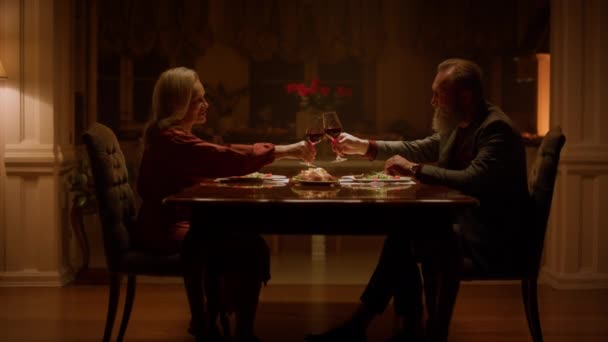 ラブ高齢者カップルクリンクガラスでロマンチックなディナーで夜家 — ストック動画