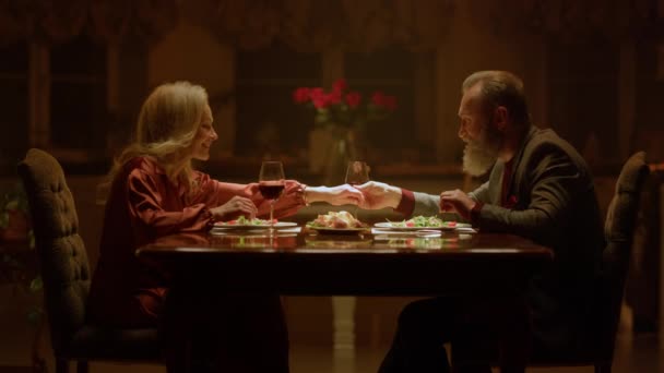 Allegro coppia di anziani trascorrere del tempo insieme romantico ristorante — Video Stock