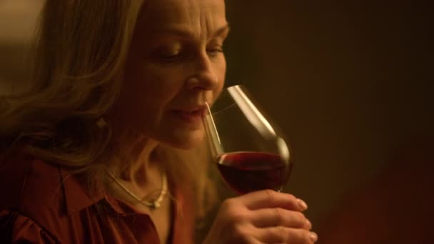Mulher velha bebendo copo de vinho tinto na data do restaurante. Vida de reforma perturbada — Vídeo de Stock