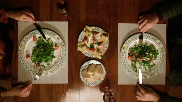 Pareja de ancianos cena romántica deliciosas comidas en la mesa del restaurante. Comida vista superior — Vídeo de stock