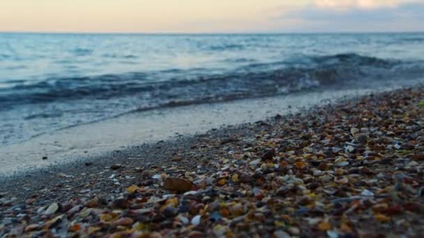 海の水の波砂のビーチの夕日を閉じるスプラッシュ。要旨自然背景 — ストック動画