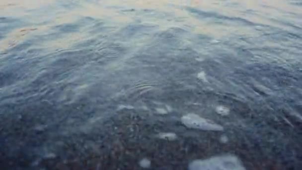 Blauwe oceaan water golven spetterend zandstrand in slow motion. Samenvatting — Stockvideo