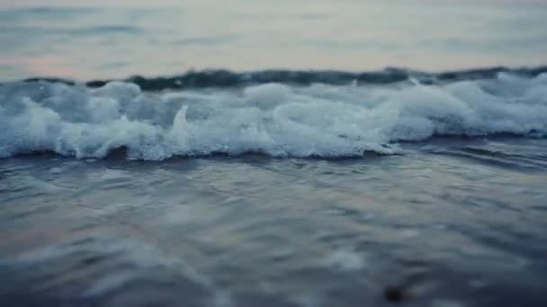 Las olas del mar rompiendo la playa de arena al atardecer al atardecer. Naturaleza relajarse — Vídeos de Stock