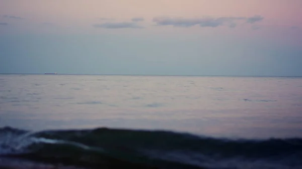 Calme horizon de surface de l'océan au ciel rose à l'aube froide du matin. Vagues d'eau de mer — Photo