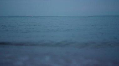 Akşamüstü deniz manzarası koyu mavi günbatımına karşı. Sakinleştirici köpük.