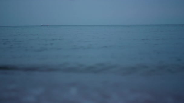 Późnowieczorny pejzaż morski przeciwko błękitnemu niebu zachodu słońca. Uspokajająca piana wodna. — Wideo stockowe