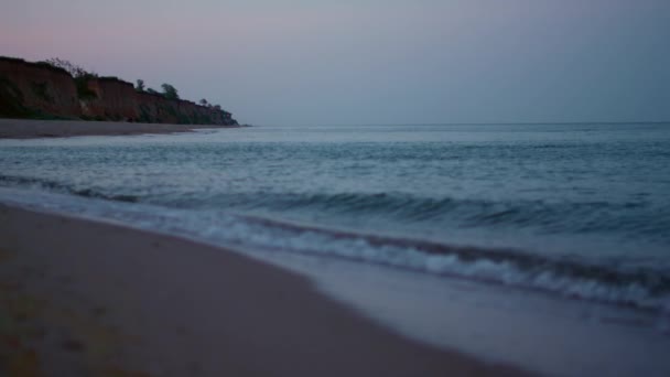 Rustige ochtend zandstrand zeegezicht bij koude avond zonsondergang. Blauw zeewater — Stockvideo