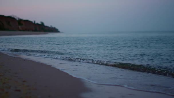 Πανοραμική θέα θάλασσα κύματα παφλασμό άμμο παραλία ακτογραμμή σε κρύο καιρό ανατολή — Αρχείο Βίντεο