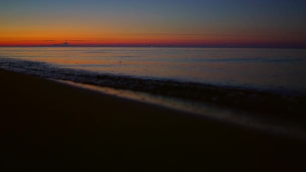 Goldener Sonnenaufgang, der sich am Morgen in der Oberfläche des Meerwassers spiegelt. Wasserwellen plätschern — Stockvideo