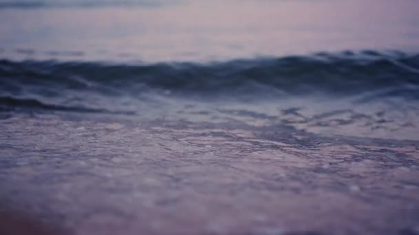 Ondas do oceano salpicando praia de areia em câmera lenta. Água do mar acenando na praia de areia — Vídeo de Stock