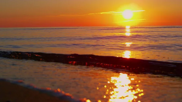 Blick auf das Meer am Morgen mit aufgehender Sonne am Horizont bei goldenem Sonnenaufgang. Meereswelle — Stockfoto