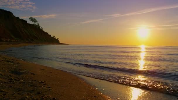 Mountain hill silhouette at evening coastline. Summer beach landscape sunset — Stock Video