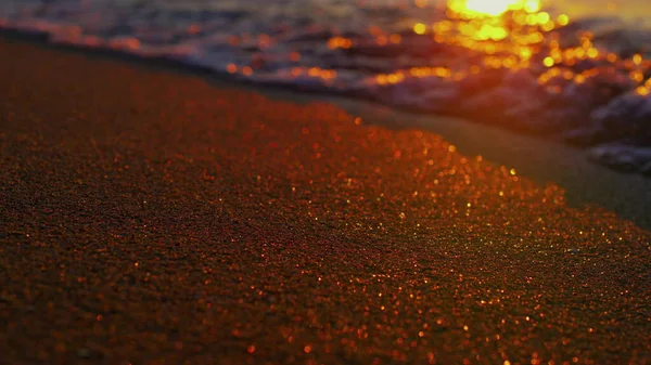 Nahaufnahme einer inspirierenden Meereslandschaft mit schönen Meereswellen, die den Sonnenuntergang reflektieren — Stockfoto