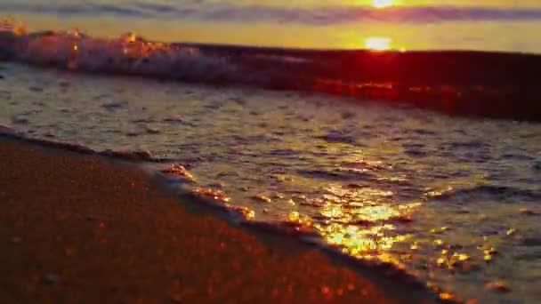 Deniz dalgaları kapanıyor, yaz mevsiminde altın plaja vuruyor. Okyanus su yüzeyini kapatın. — Stok video