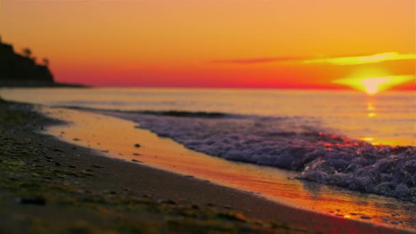 Słońce wschodzi nad horyzontem morskim, odbija się na powierzchni wody o złotym wschodzie słońca. — Wideo stockowe