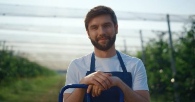 Yazın tarım çiftliğine bakan neşeli girişimci..