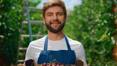 Kırsal kesimlerde böğürtlen kasası taşıyan bir tarım işçisi. Çiftlik arazisi kavramı