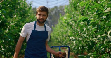 Tarımda çalışan ekip tarlada çalışıyor. Meyve teftişi yapıyor.