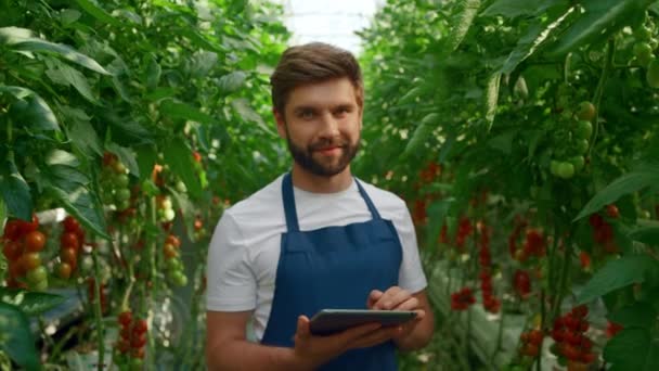 Homem agricultor coleta de cultivo pesquisa dispositivo moderno em grande plantação — Vídeo de Stock