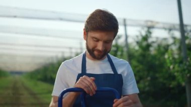 Başarılı bir çiftçi. Doğal, modern yaz tarlalarında çalışıyor..