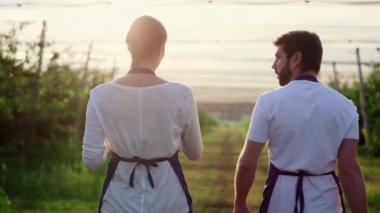 Çiftçilerin birkaçı, yazlık çiftlik evlerindeki ekinleri analiz ediyor..